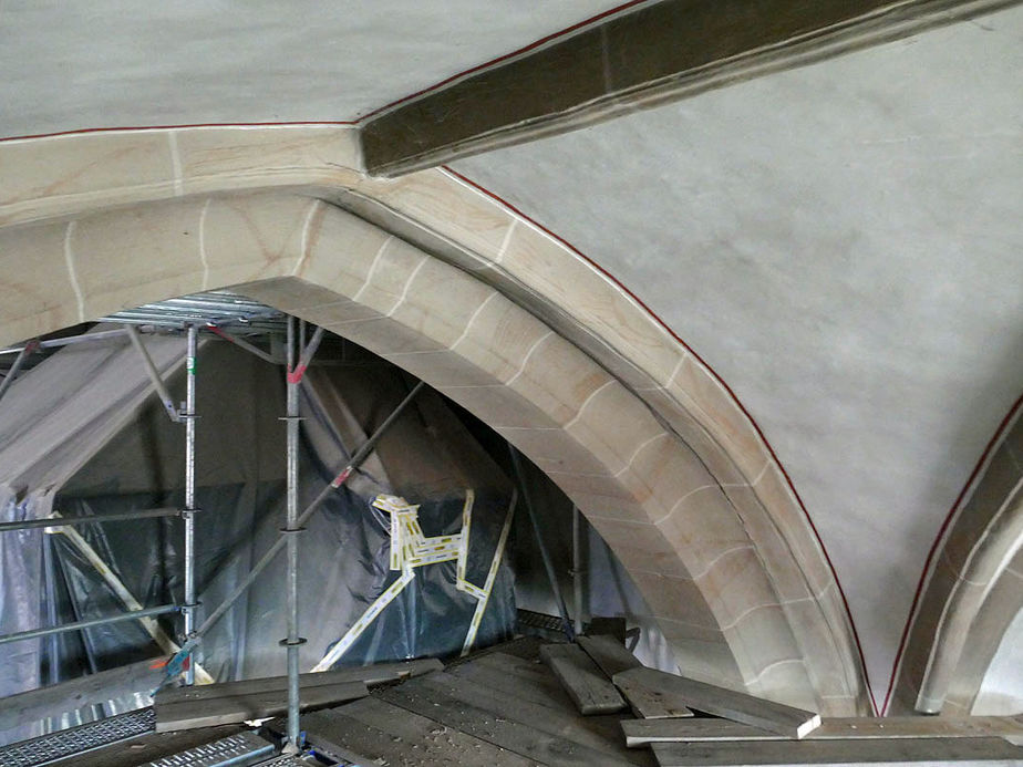 Arbeiten am Holzgewölbe im Bereich der Strebebögen und der Verschalung.und Verputzung der Wände (Foto: Karl-Franz Thiede)